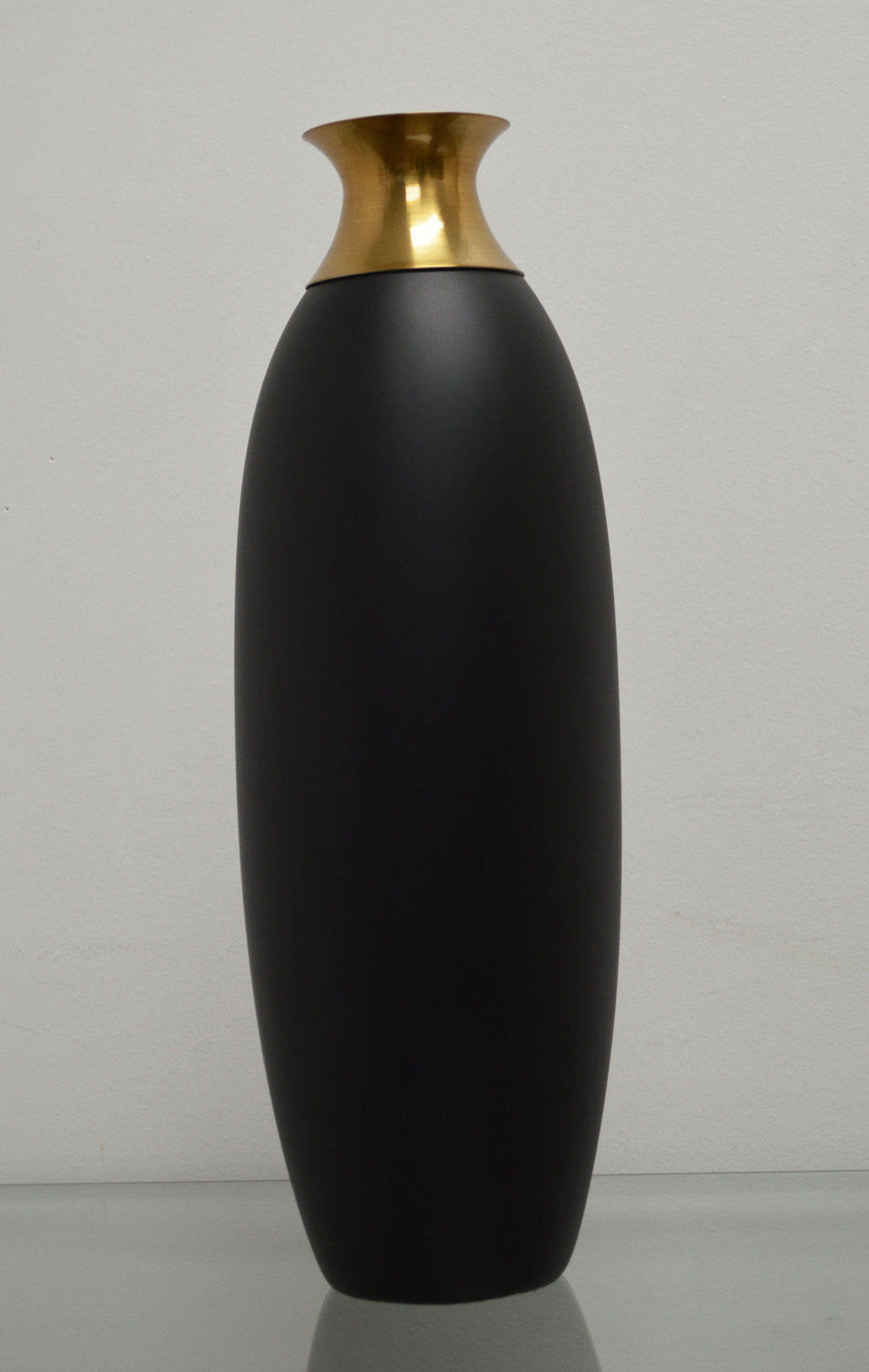 G723 BL BLACK AND GOLD VASE