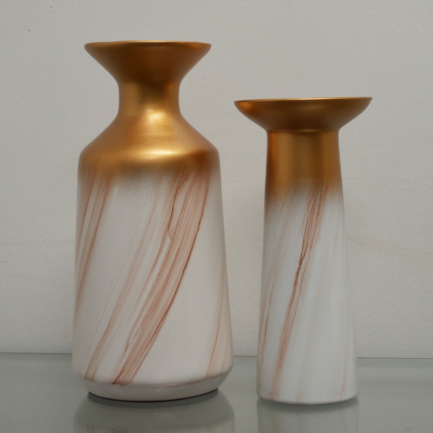 G779/G781 SET OF 2 GOLD AND WHITE VASES
