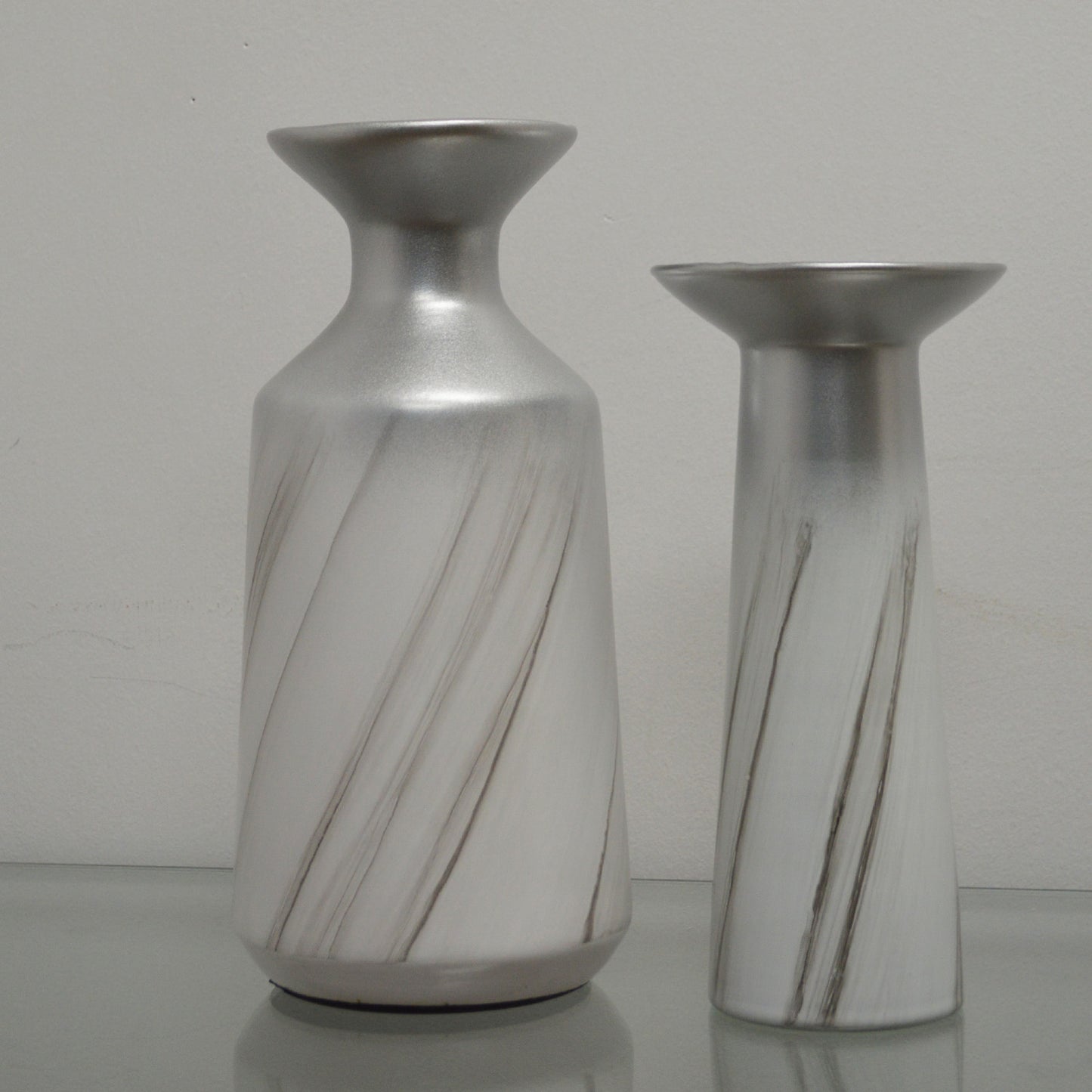 G780/G781 SET OF 2 SILVER AND WHITE VASES